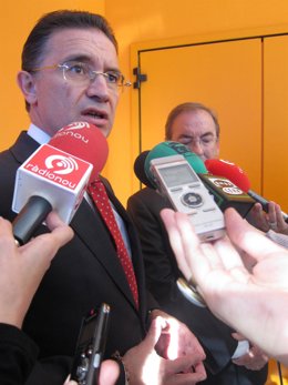 El Secretario General Del PPCV, Serafín Castellano, Comparece Con Luis Rosado.