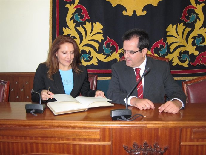 Carmen Crespo (PP) y el alcalde de Níjar, Antonio Jesús Rodríguez (PP)