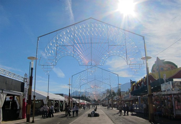 Casetas al mediodía en uno de los días de la Feria de San Lucas 2012.