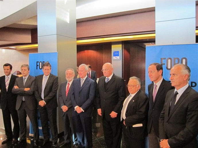 Valcárcel con otros asistentes al foro