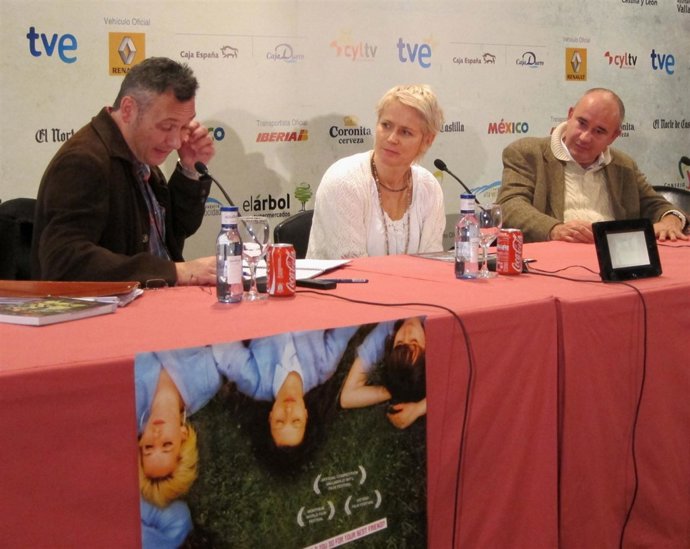 Patrice Toye y el productor, Antonino Lombardo, escuchan al traductor