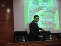 Planas cree que la UE debe liderar la defensa del aceite ante informes que "ponen en tela de juicio estándares europeos"