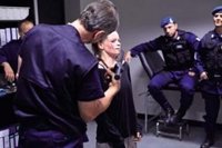 Gran aplauso para Vicari, que pone rostro a la brutalidad de la carga policial de 2001 en la cumbre de Génova