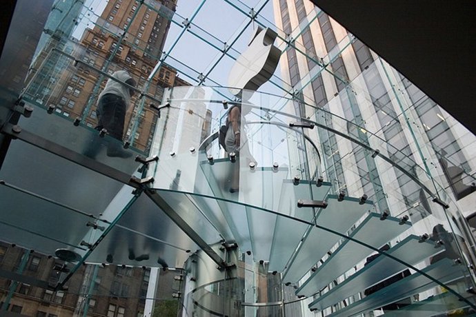Escalera de cristal en la Apple Store de Nueva York