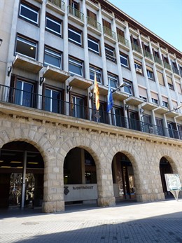 Banderas catalana y europea en el Ayuntamiento de Balaguer (Lleida)