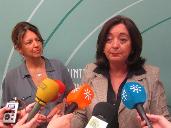 La consejera de Educación, Mar Moreno, a la derecha