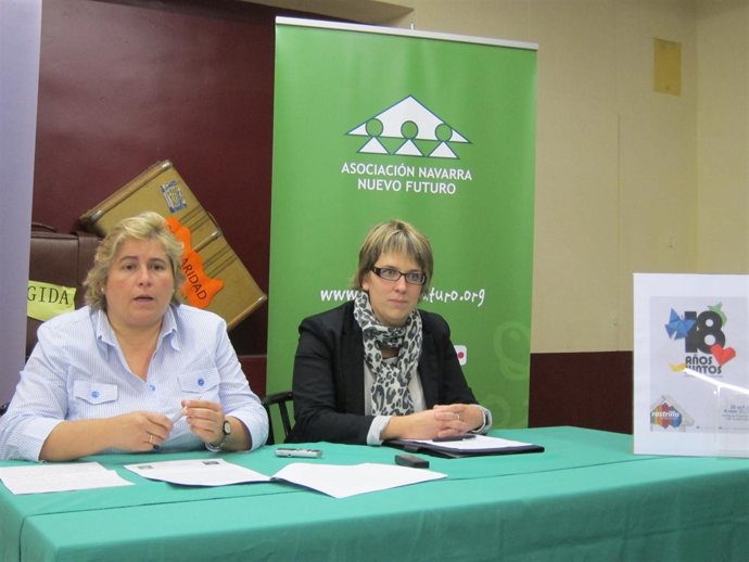 La directora de Nuevo Futuro, Elena Vizcay, y Teresa Fernández, de Caja Rural.