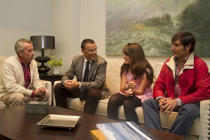 Caraballo recibe a la alumna almonteña ganadora concurso 'Qué es un rey para ti'