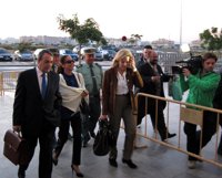 La cantante Isabel Pantoja dice que sólo contestará a las preguntas de su defensa