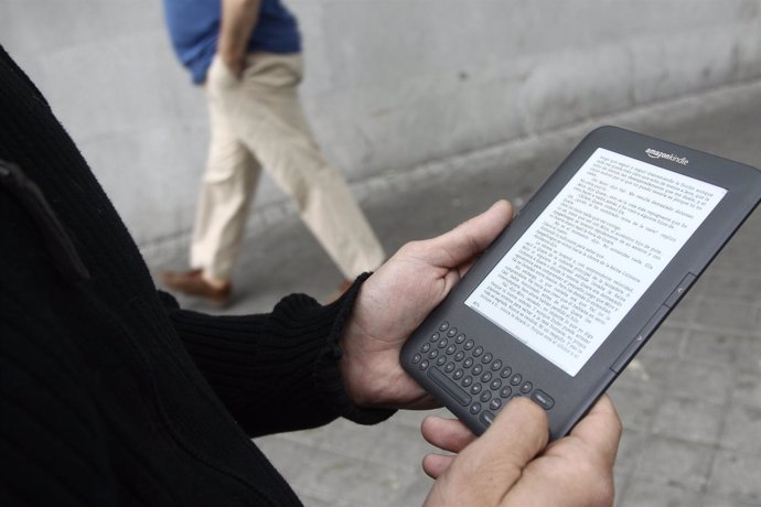 Un Hombre Lee En Un Ebook