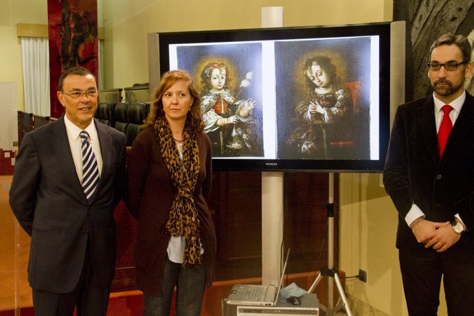 Ignacio Caraballo junto a la imagen de los cuadros.