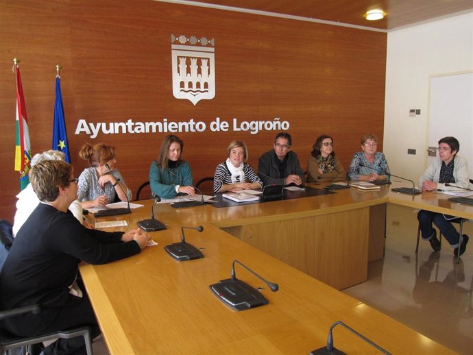 Corres y otros participantes en el decálogo, durante la presentación