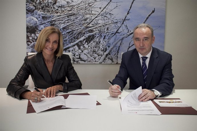 Helena Revoredo y Leopoldo Pérez Suárez, durante la firma del convenio