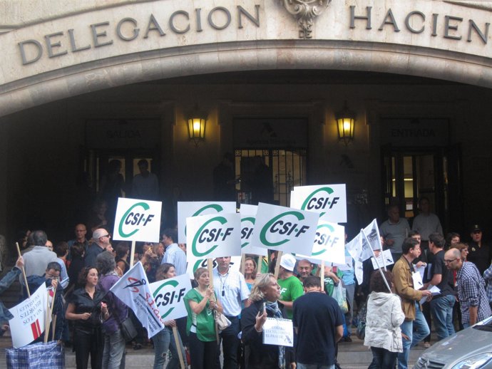 Concentración ante Hacienda en Palma