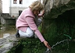 Vecina de Nanclares junto a un manantial.