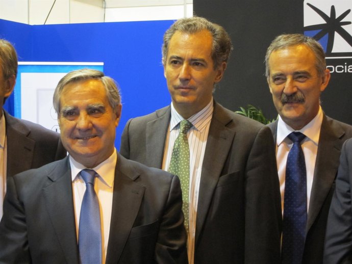 El Consejero de Economía y Hacienda, Enrique Ossorio (en el centro)