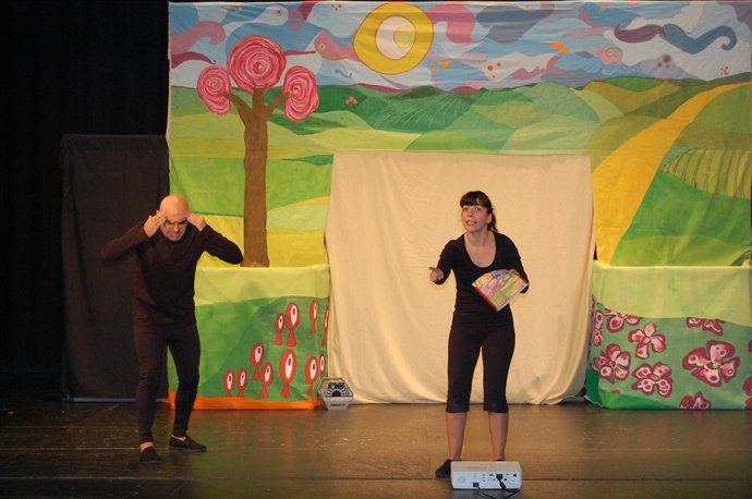 Momento de la representación de 'Los cuentos de la media lunita'