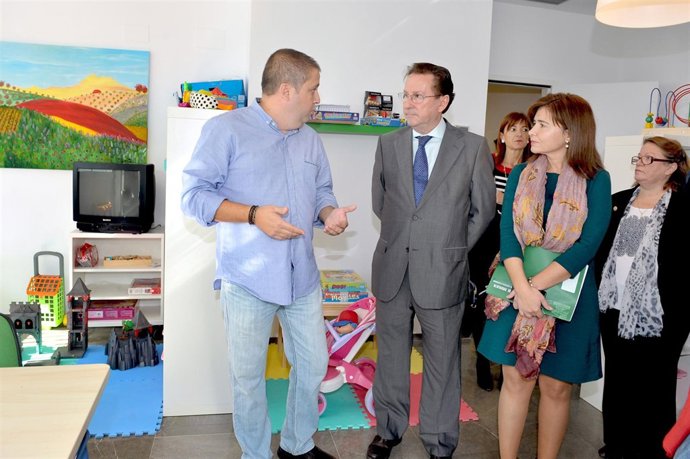El consejero De Llera visita las nuevas instalaciones del Punto de Encuentro