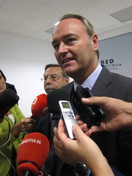 El Presidente De La Generalitat, Alberto Fabra, Atiende A Los Periodistas.