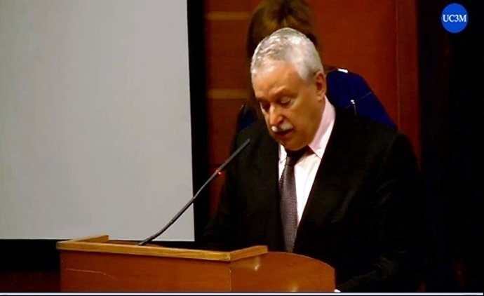 Joaquín Leguina recoge el premio José Luis Sampedro