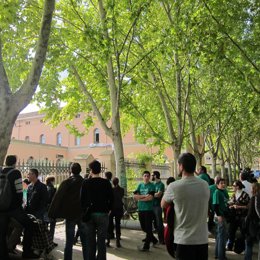 Gente concentrada en la Consejería de Educación