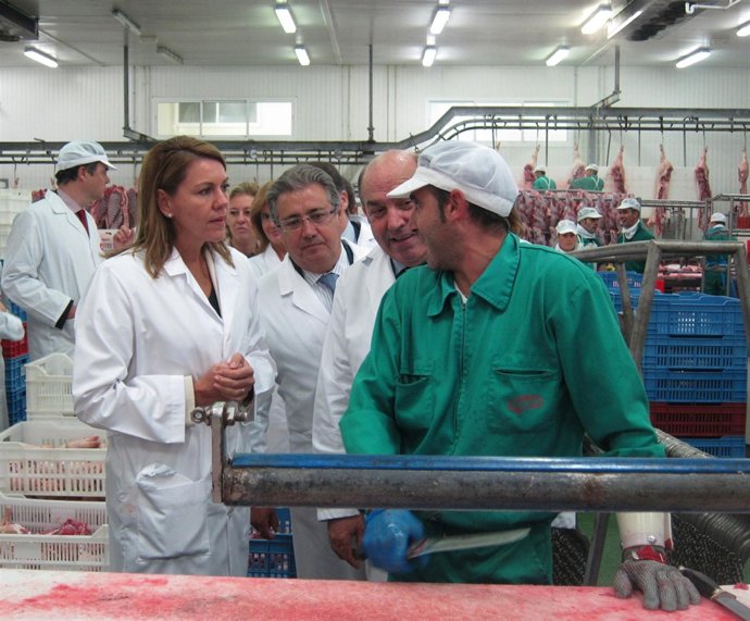 De Cospedal y Zoido en la fábrica de la empresa cárnica Famadesa en Málaga