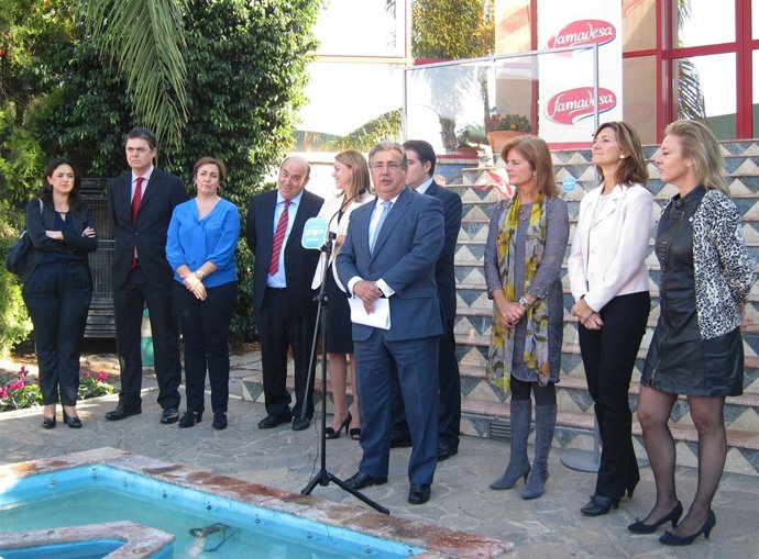 Zoido, junto a De Cospedal y otros dirigentes del PP en Famadesa, en Málaga
