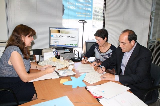 Cruz Roja de Águilas y la Fundación "La Caixa" firman convenio de colaboración