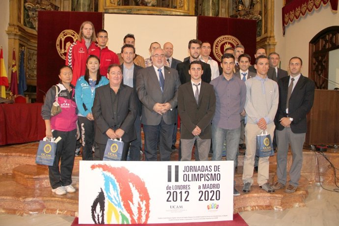  Los Deportistas Olímpicos Y Paralímpicos, Junto Al Presidente De La UCAM