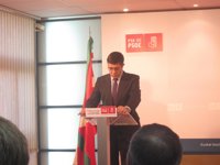 López recuerda que quienes se han presentado a los comicios gallegos y vascos han sido él mismo y Vázquez, no Rubalcaba