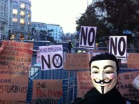 Los manifestantes comienzan a 'empapelar' las vallas que protegen el Congreso y cortan el tráfico