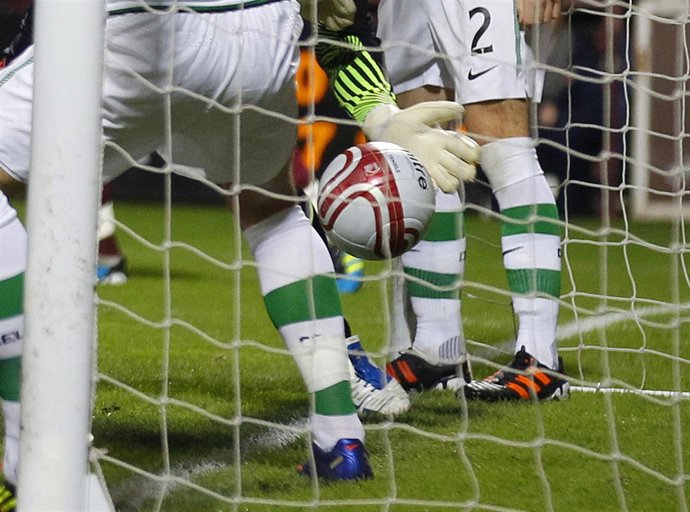 Balón Dudoso En Línea De Gol