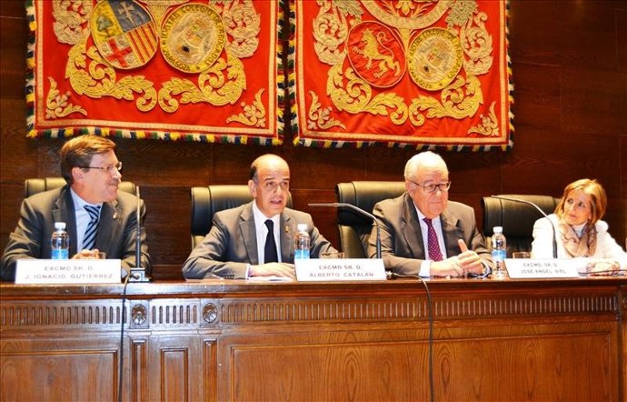 Alberto Catalán, el segundo por la izquierda, ayer en Zaragoza.