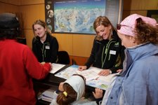 Trabajadores del grupo Aramón en un puesto de información