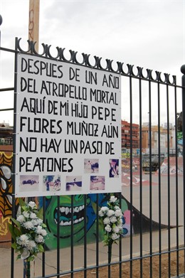 Cartel instalado por la familia en el 'skatepark'.