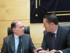 Villanueva conversa con el socialista Pedro Gómez