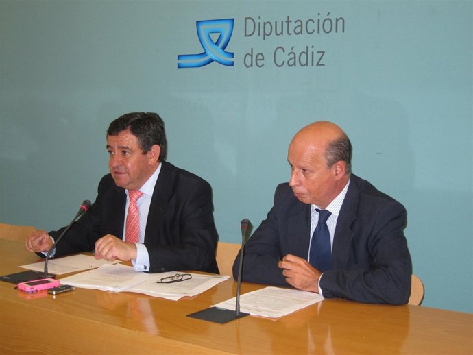 José Loaiza (izda) junto al diputado de Hacienda