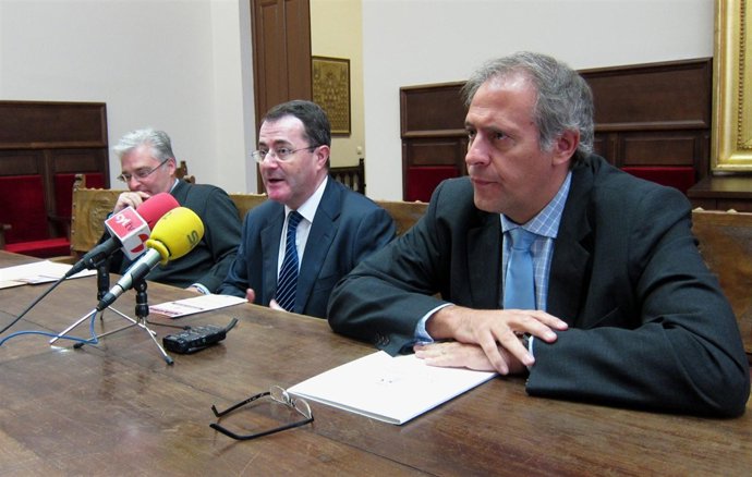Martínez Bermejo (d), en la presentación de un curso de la UVA