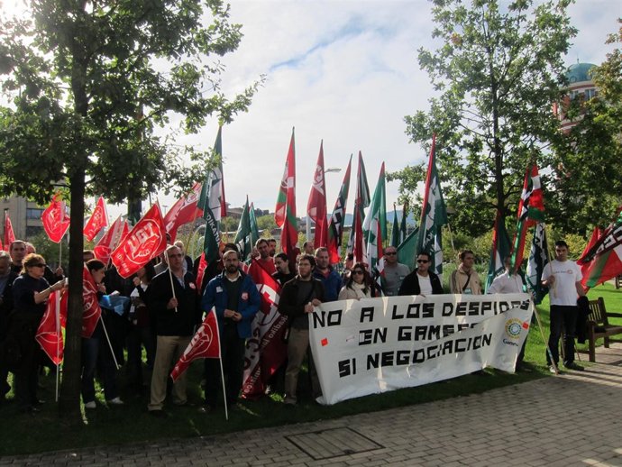 Concentración de ELA, CC.OO.  Y UGT en Gamesa