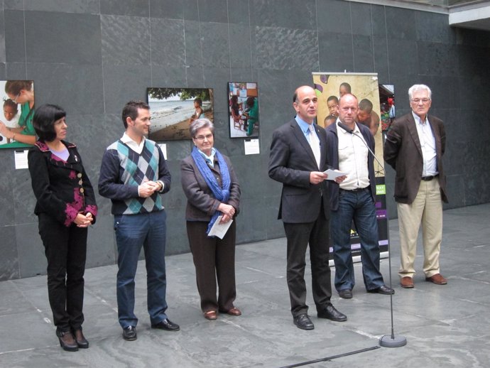 Catalán junto a los miembros de la Mesa y la directora de la Fundación 