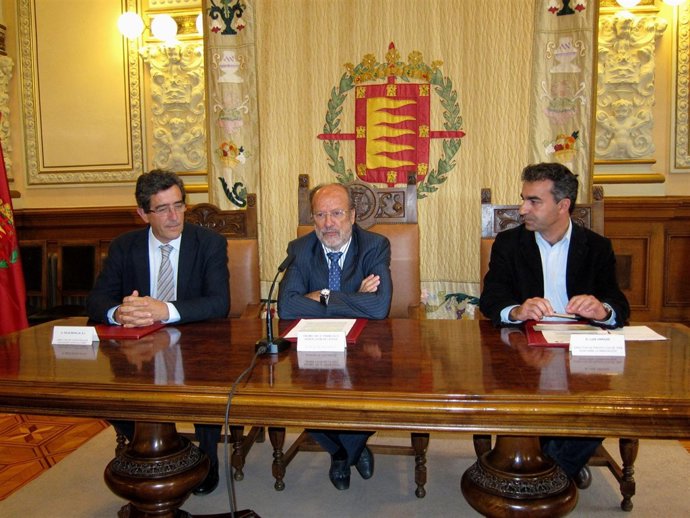 El alcalde, flanqueado, de izda a derecha, por Revilla y Vargas.