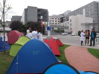 Médicos residentes hacen una acampada 'informativa' frente al hospital de Cabueñes con motivo de la huelga