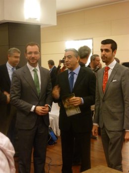 Javier de Andrés, entre Javier Maroto y el presidente de Helitt, Abel Pizarro.
