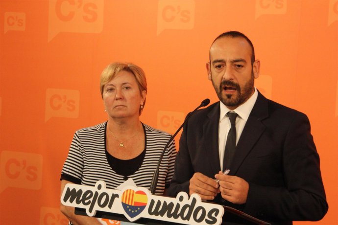 La médico Carme Pérez y Jordi Cañas (C's)