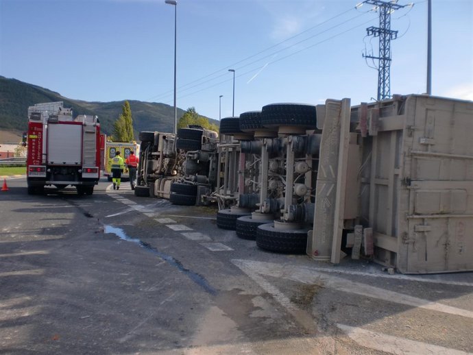 Camión volcado en las inmediaciones de los túneles de Ezkaba