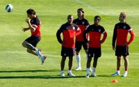 Fútbol/Europa League.- Simeone mantiene las rotaciones y deja fuera a Falcao, Juanfran, Godín, Miranda y Mario Suárez 