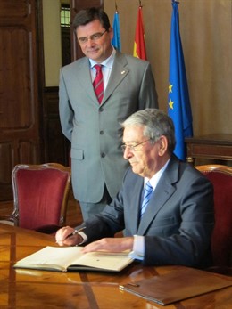 El Presidenta De La Federación Española Del Banco De Alimentos Con P. Sanjurjo