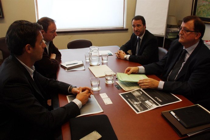 El conseller F.X.Mena, con directivos de Fox Head