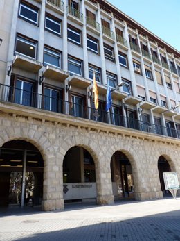 Banderas catalana y europea en el Ayuntamiento de Balaguer (Lleida)