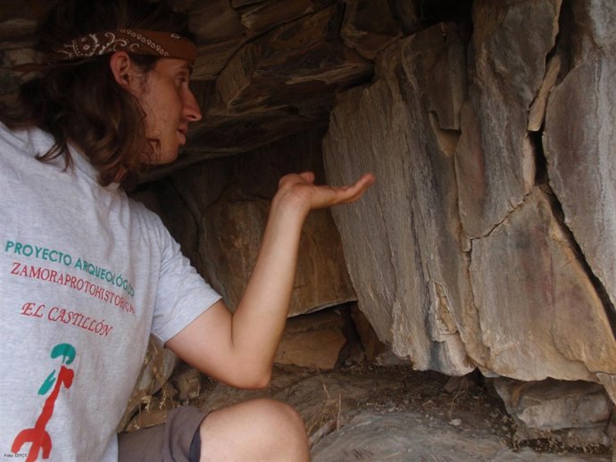 Sastre muestra el arte esquemático de El Castillón, en Santa Eulalia.        